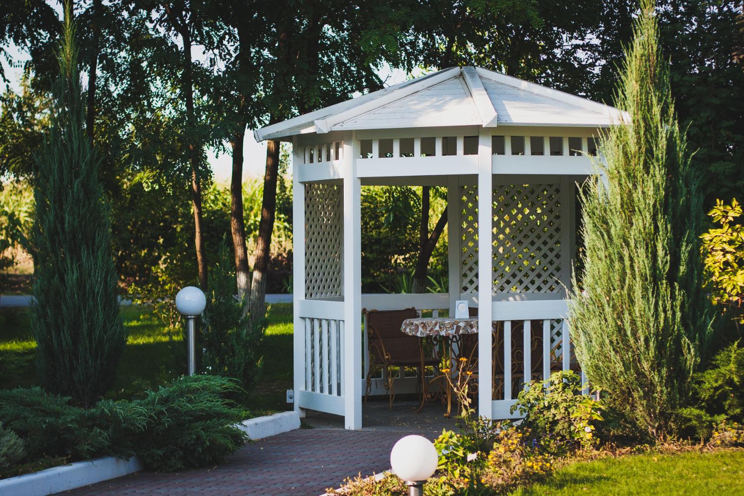 Installation de gazebos et de pavillons pour le jardin